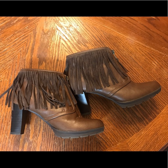 Pretty Wild & Fringy Brown Leather Boots! - Picture 5 of 16